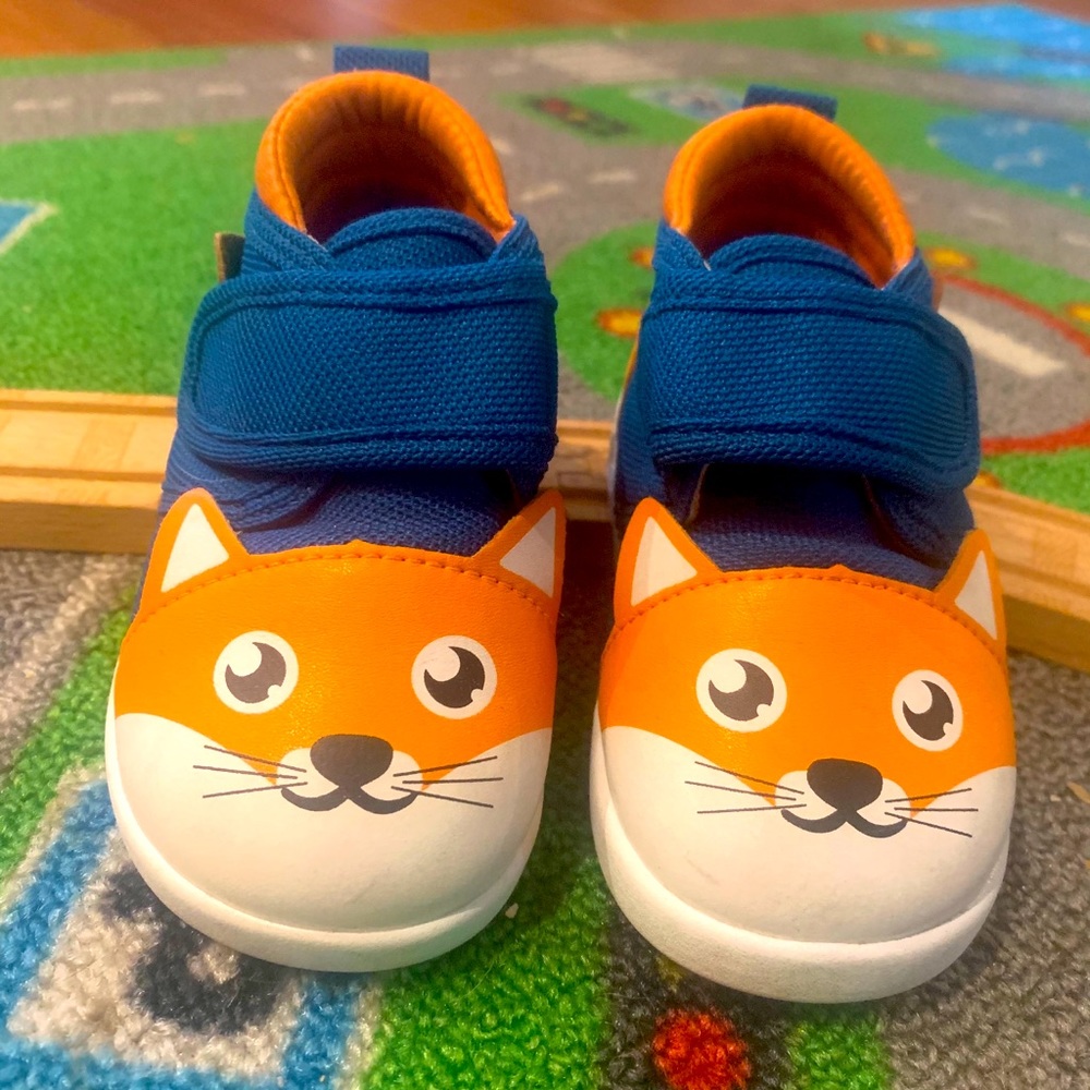 Size 4 Fox Ikiki sneakers